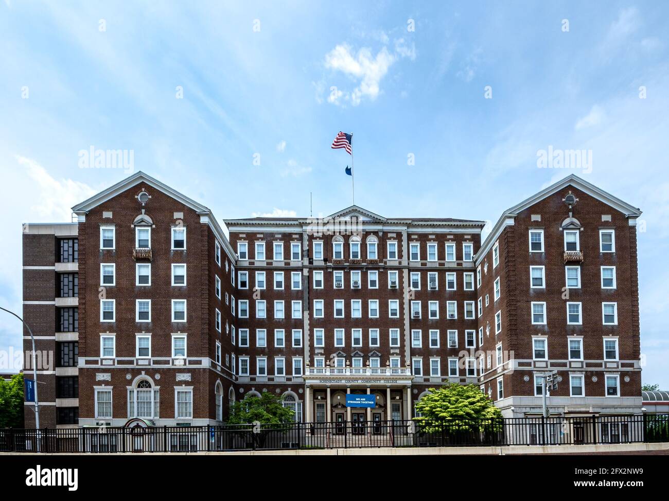Schenectady, NY - Etats-Unis - 22 mai 2021 : vue sur le paysage du Schenectady County Community College. Fondé en 1967 à l'hôtel Van Curler à Downtow Banque D'Images