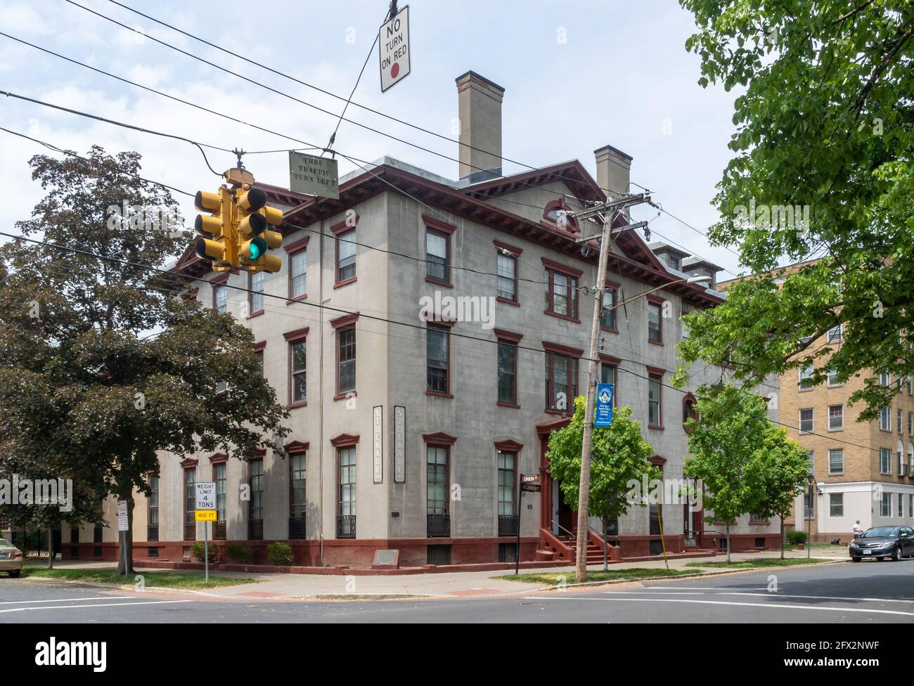 Schenectady, NY - Etats-Unis - 22 mai 2021 : une vue de trois quarts de l'historique Stockade Inn, situé dans le quartier historique de Stockade Banque D'Images