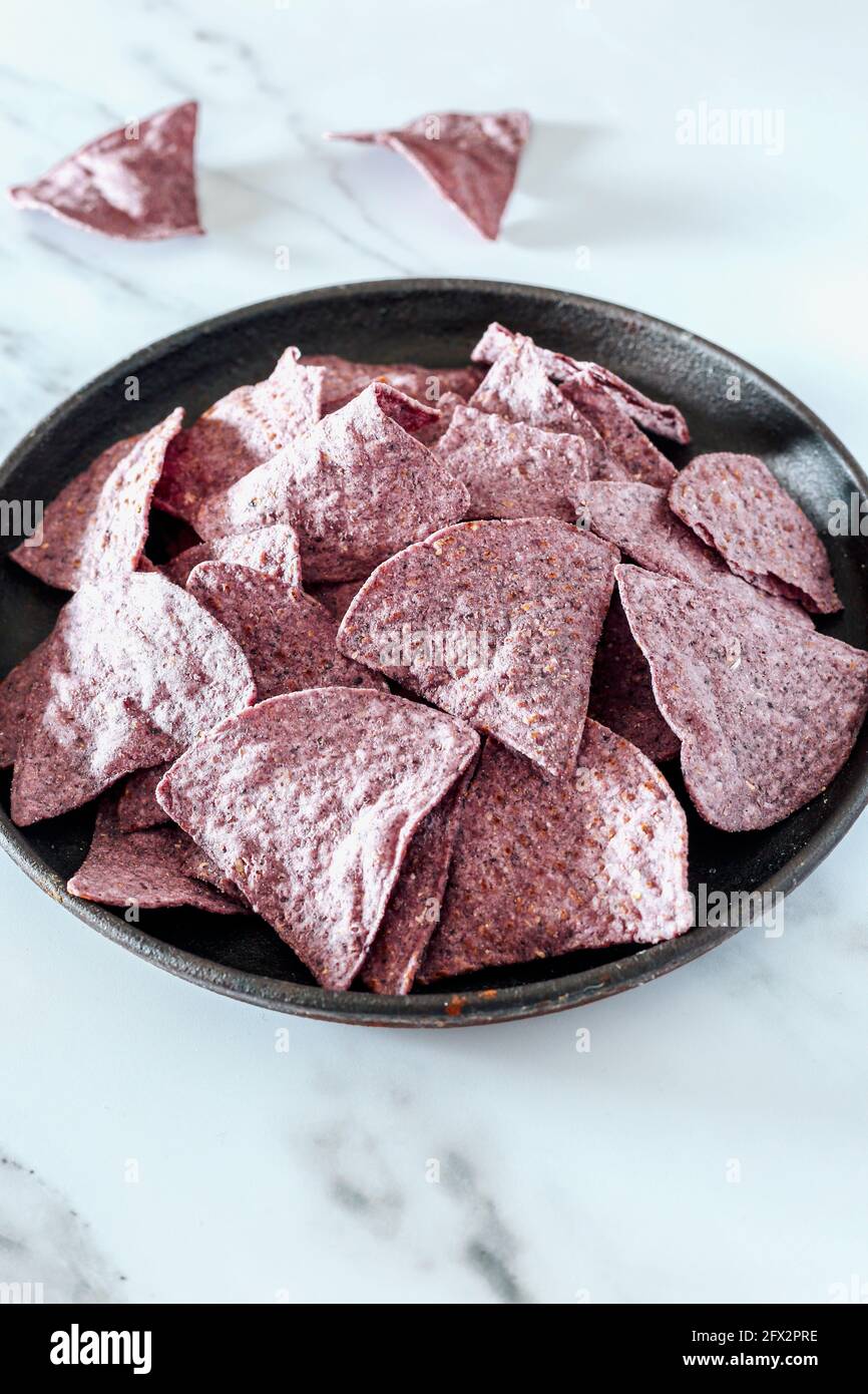 Croustilles tortilla au maïs bleu - FOOPPIX Banque D'Images