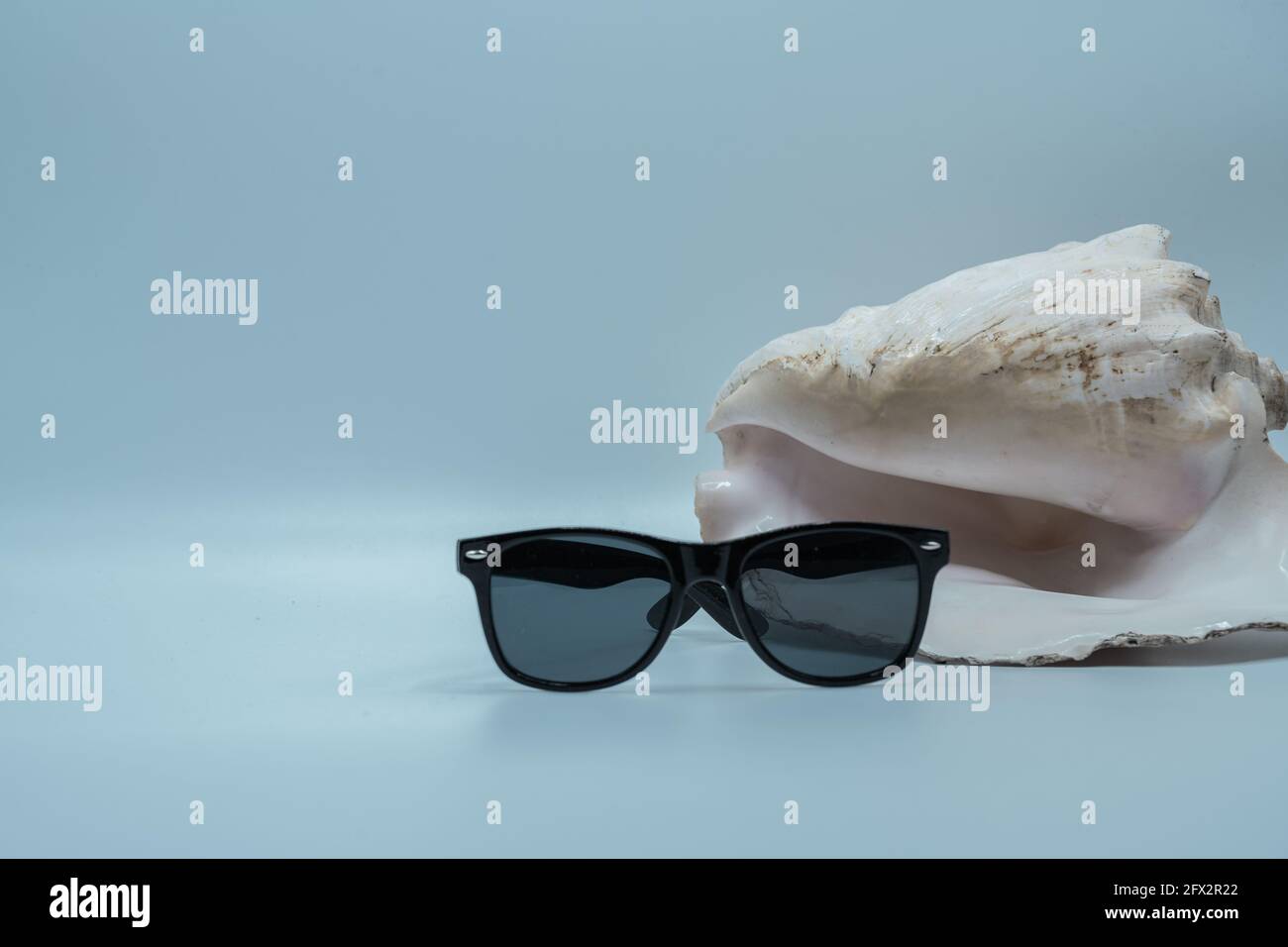 lunettes de soleil d'été et tongs composition avec espace de copie et  arrière-plan bleu Photo Stock - Alamy