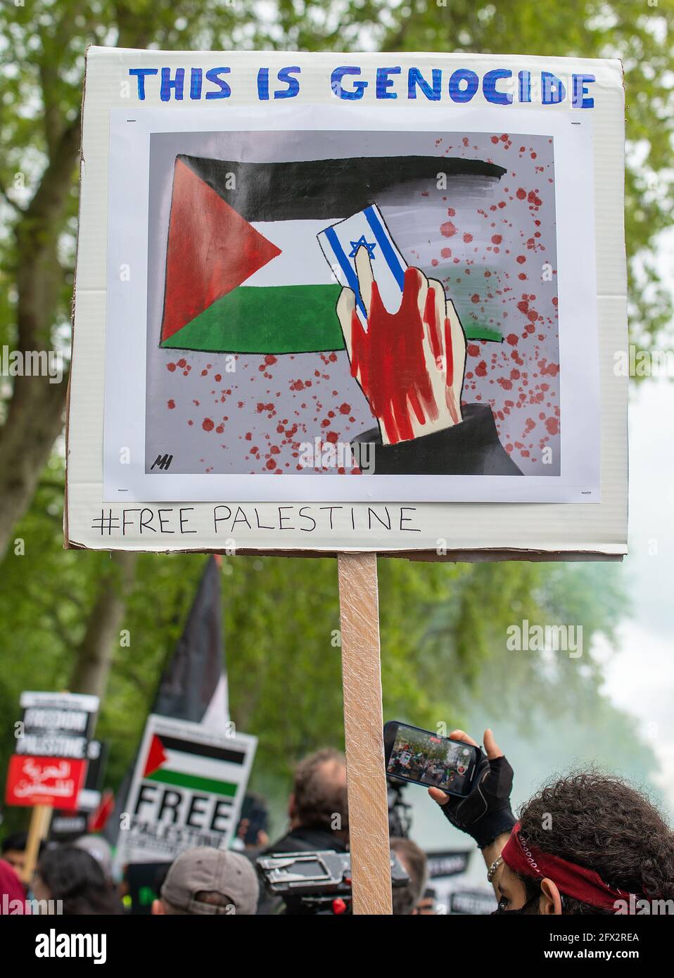 Londres, Royaume-Uni. 22 mai 2021. Des signes de protestation pro-palestiniens, lors du rassemblement de Save Sheikh Jarrah pour une Palestine libre, exhortant le gouvernement britannique à prendre des mesures immédiates et à cesser de permettre à Israël d'agir en toute impunité. La marche s'est assemblée à Victoria Embankment et s'est rendue jusqu'à Whitehall, Trafalgar Square et à Marble Arch pour les discours de rallye. Banque D'Images