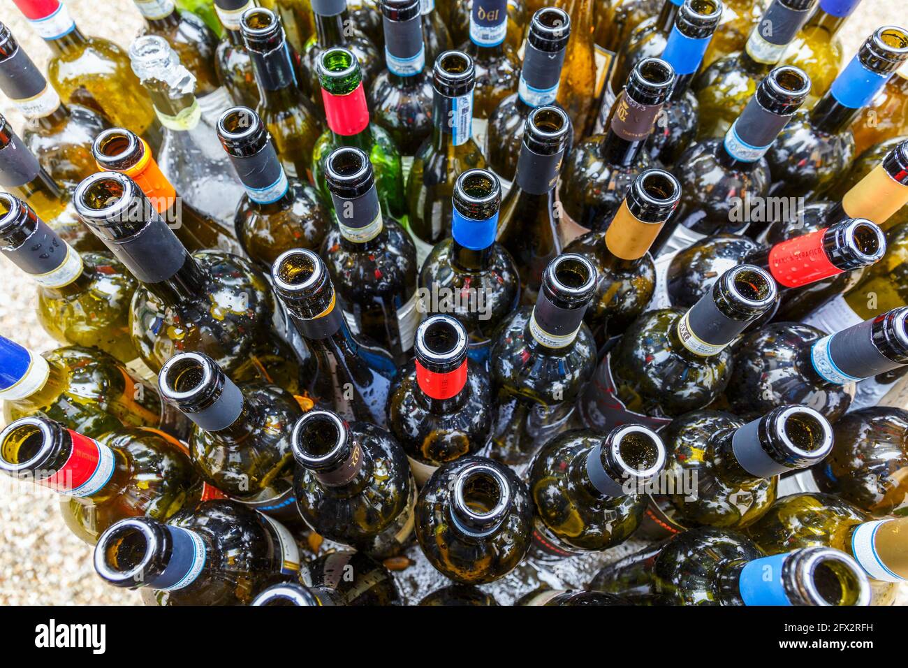Bouteilles de vin vides à recycler Banque D'Images
