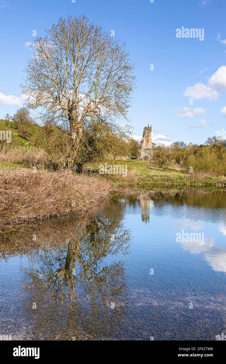 Les ruines de l'église St Martins se reflètent dans un étang de moulin abandonné à Wharram Percy village médiéval déserté sur les Yorkshire Wolds, North Yorkshire, Banque D'Images