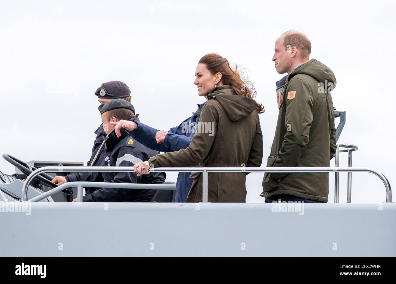 Le duc et la duchesse de Cambridge à bord du HMS Puncher lors de leur visite à l'éolienne orbitale à énergie marémotrice au Centre européen de l'énergie marine, Orkney, pour en apprendre davantage sur la volonté d'Orkney de produire du zéro carbone et de l'hydrogène. Date de la photo: Mardi 25 mai 2021. Banque D'Images