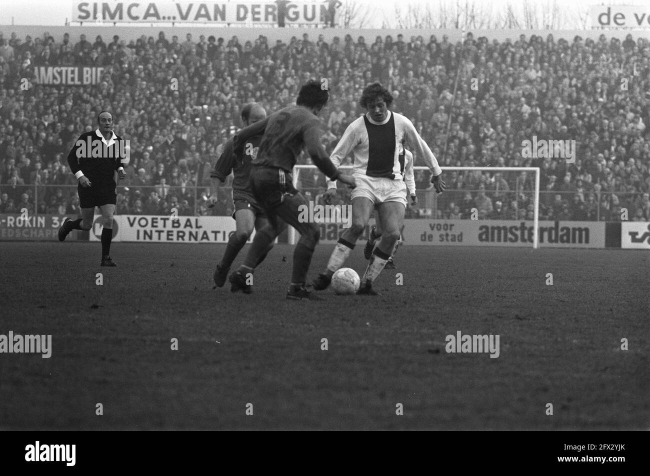 Ajax contre MVV 4-0, numéro 17 Arie Haan (à droite) en action, 17 décembre 1972, sports, football, Pays-Bas, Agence de presse du XXe siècle photo, nouvelles à retenir, documentaire, photographie historique 1945-1990, histoires visuelles, L'histoire humaine du XXe siècle, immortaliser des moments dans le temps Banque D'Images