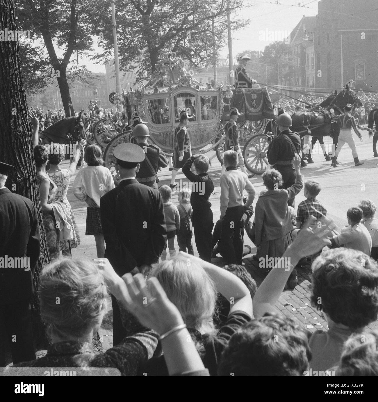 Les gens qui agerent à l'autocar d'or sur son chemin vers le Ridderzaal, 20 septembre 1966, les voitures, pays-Bas, agence de presse du xxe siècle photo, nouvelles à retenir, documentaire, photographie historique 1945-1990, histoires visuelles, L'histoire humaine du XXe siècle, immortaliser des moments dans le temps Banque D'Images