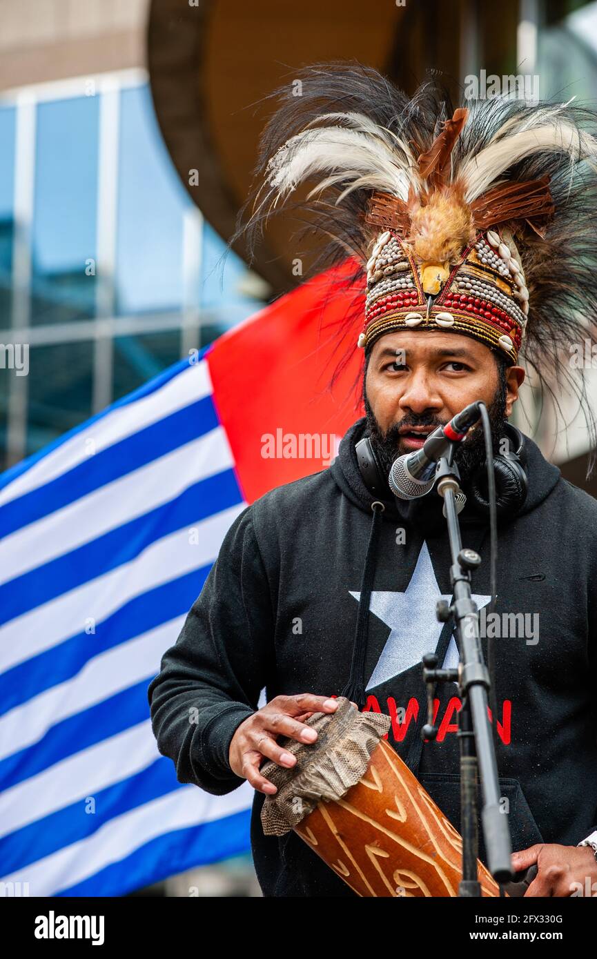 La Haye, pays-Bas. 25 mai 2021. Raki AP de l'organisation Free West Papua Campaign Nederland a vu faire des discours tout en tenant un tambour traditionnel pendant la démonstration. Crédit : SOPA Images Limited/Alamy Live News Banque D'Images