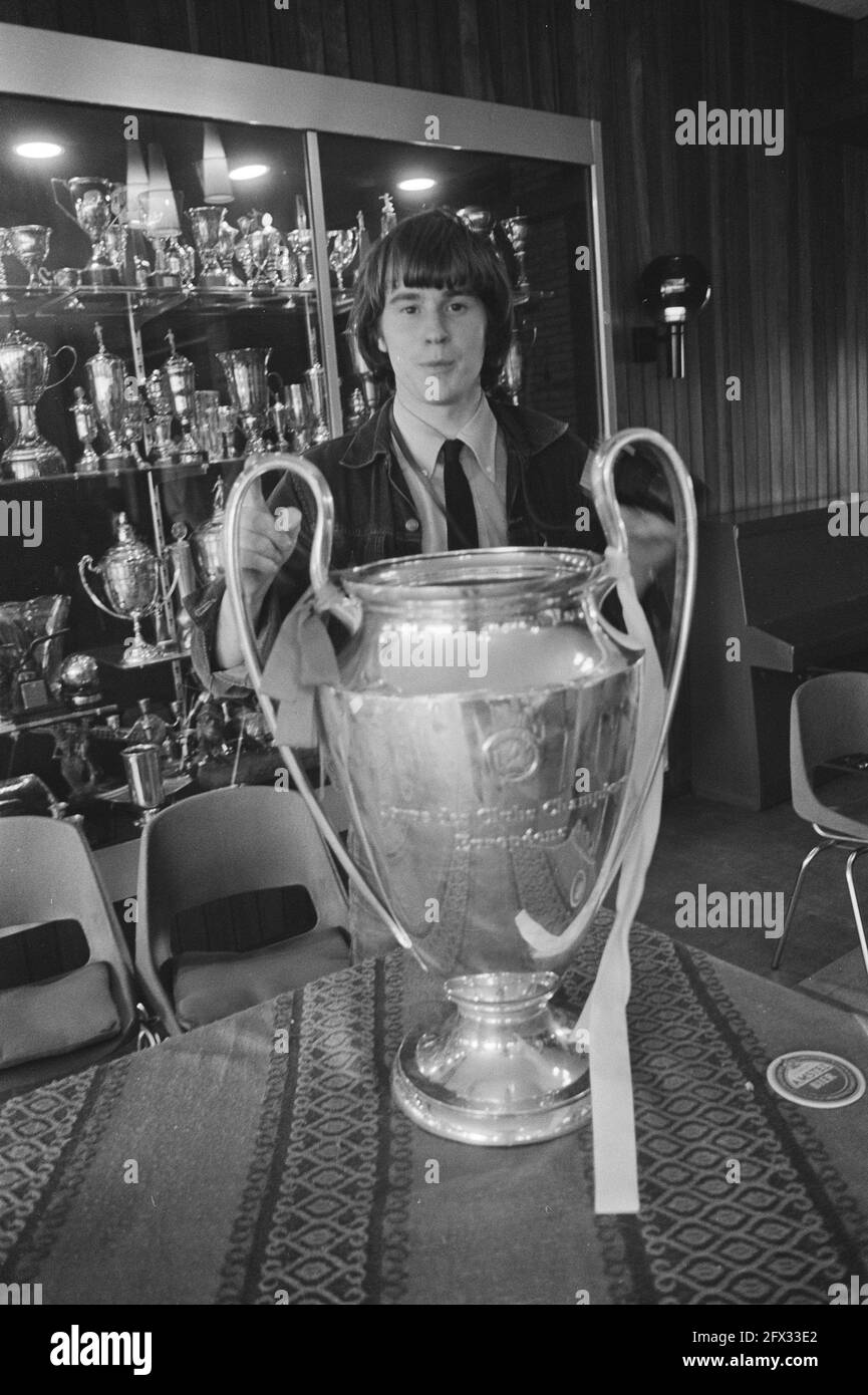 Posant avec la coupe devant l'armoire des trophées, 3 juin 1971, sports, football, Pays-Bas, Agence de presse du XXe siècle photo, nouvelles à retenir, documentaire, photographie historique 1945-1990, histoires visuelles, L'histoire humaine du XXe siècle, immortaliser des moments dans le temps Banque D'Images