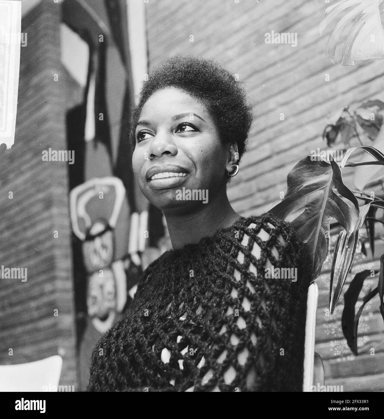 Portrait de la chanteuse américaine Nina Simone à la télévision à Noël, 14 décembre 1965, portraits, chanteurs, Pays-Bas, Agence de presse du XXe siècle photo, nouvelles à retenir, documentaire, photographie historique 1945-1990, histoires visuelles, L'histoire humaine du XXe siècle, immortaliser des moments dans le temps Banque D'Images