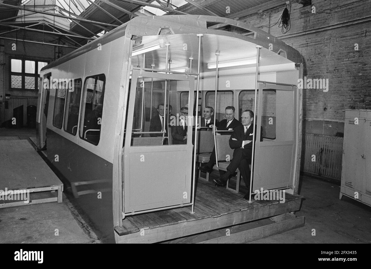 Metro, GVB fait des essais avec le modèle en bois un examine le confort des sièges, 18 novembre 1968, sous-voies, pays-Bas, agence de presse du xxe siècle photo, nouvelles à retenir, documentaire, photographie historique 1945-1990, histoires visuelles, L'histoire humaine du XXe siècle, immortaliser des moments dans le temps Banque D'Images