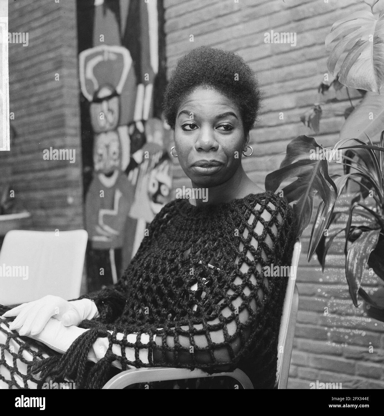 Portrait de la chanteuse américaine Nina Simone à la télévision à Noël, 14 décembre 1965, portraits, chanteurs, Pays-Bas, Agence de presse du XXe siècle photo, nouvelles à retenir, documentaire, photographie historique 1945-1990, histoires visuelles, L'histoire humaine du XXe siècle, immortaliser des moments dans le temps Banque D'Images