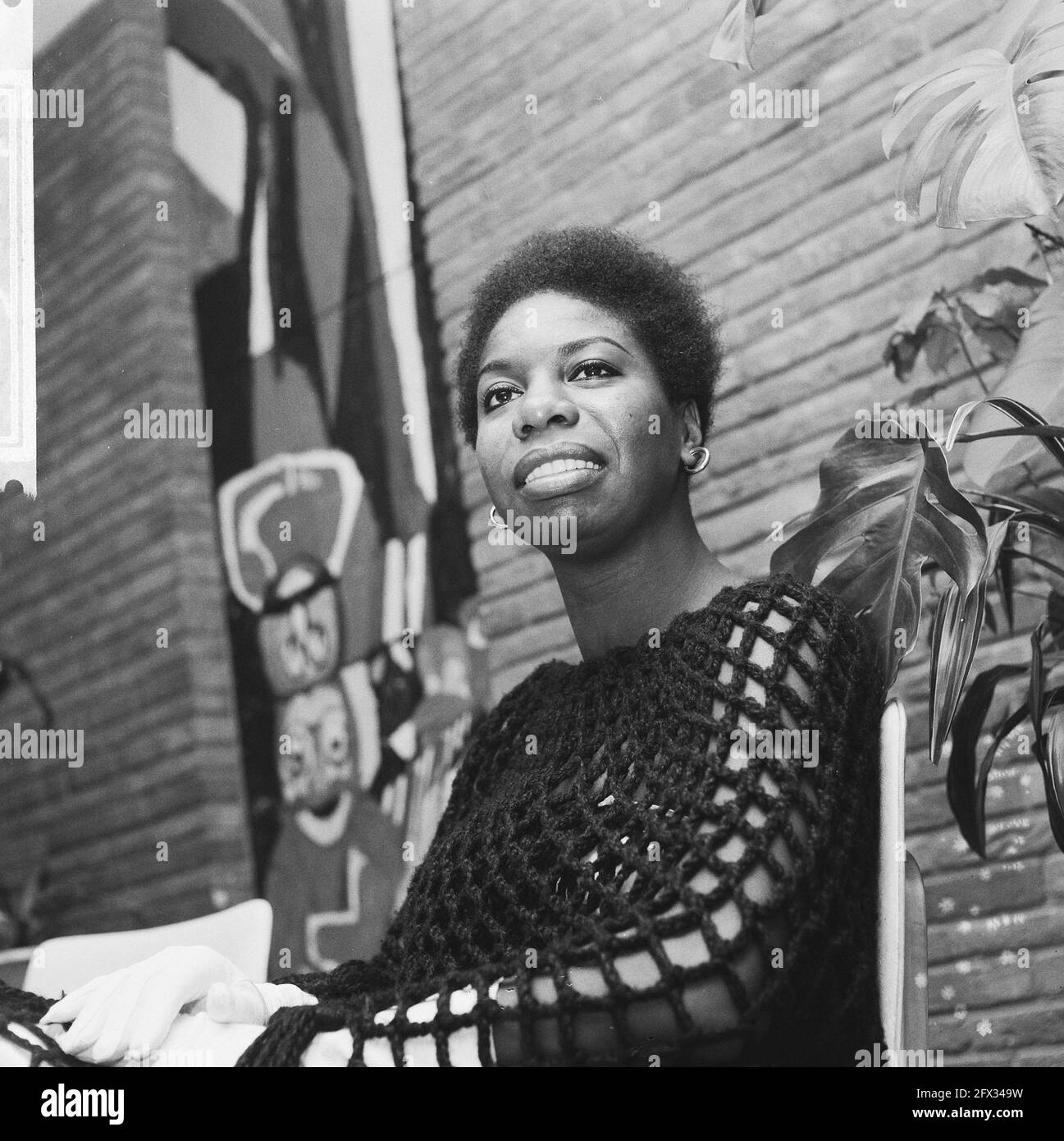 Portrait de la chanteuse américaine Nina Simone à la télévision à Noël, 14 décembre 1965, portraits, chanteurs, Pays-Bas, Agence de presse du XXe siècle photo, nouvelles à retenir, documentaire, photographie historique 1945-1990, histoires visuelles, L'histoire humaine du XXe siècle, immortaliser des moments dans le temps Banque D'Images