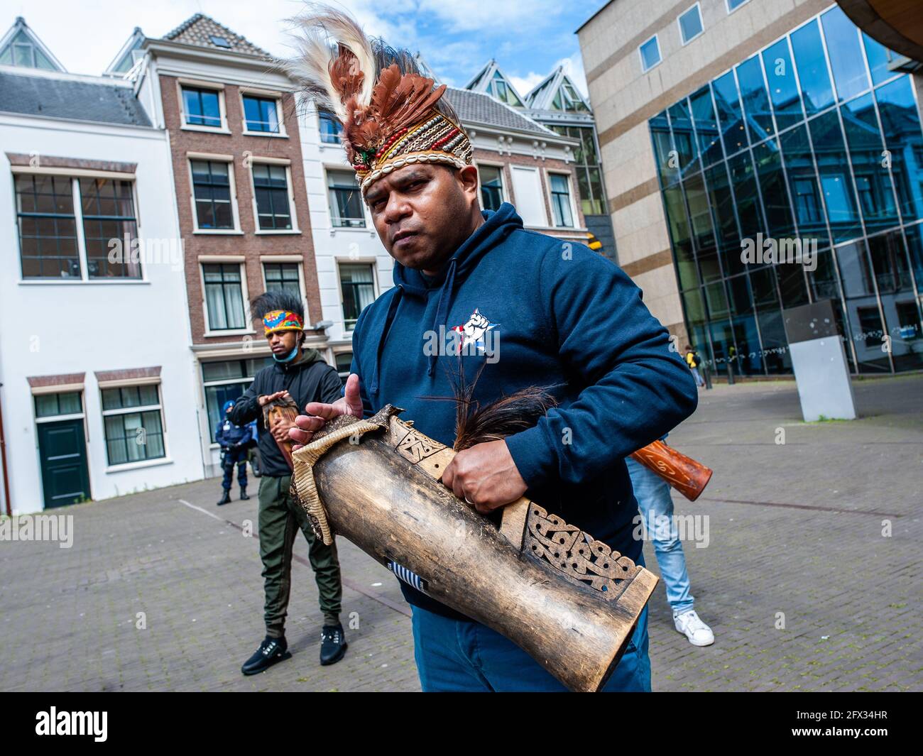 Un homme de Papouasie occidentale a vu jouer un instrument traditionnel pendant la manifestation.l'organisation Free West Papua Campaign Nederland en collaboration avec extinction Rebellion a organisé une manifestation devant la Chambre du Parlement pour la reconnaissance de la perspective et de la souveraineté des peuples autochtones dans le monde entier. En Papouasie occidentale, les familles et leurs enfants sont déplacés de leurs villages à cause des opérations militaires de l'Indonésie dans la région. Au cours de la manifestation, ils ont adressé une lettre aux politiciens les invitant à écouter les voix autochtones. (Photo d'Ana Fernand Banque D'Images