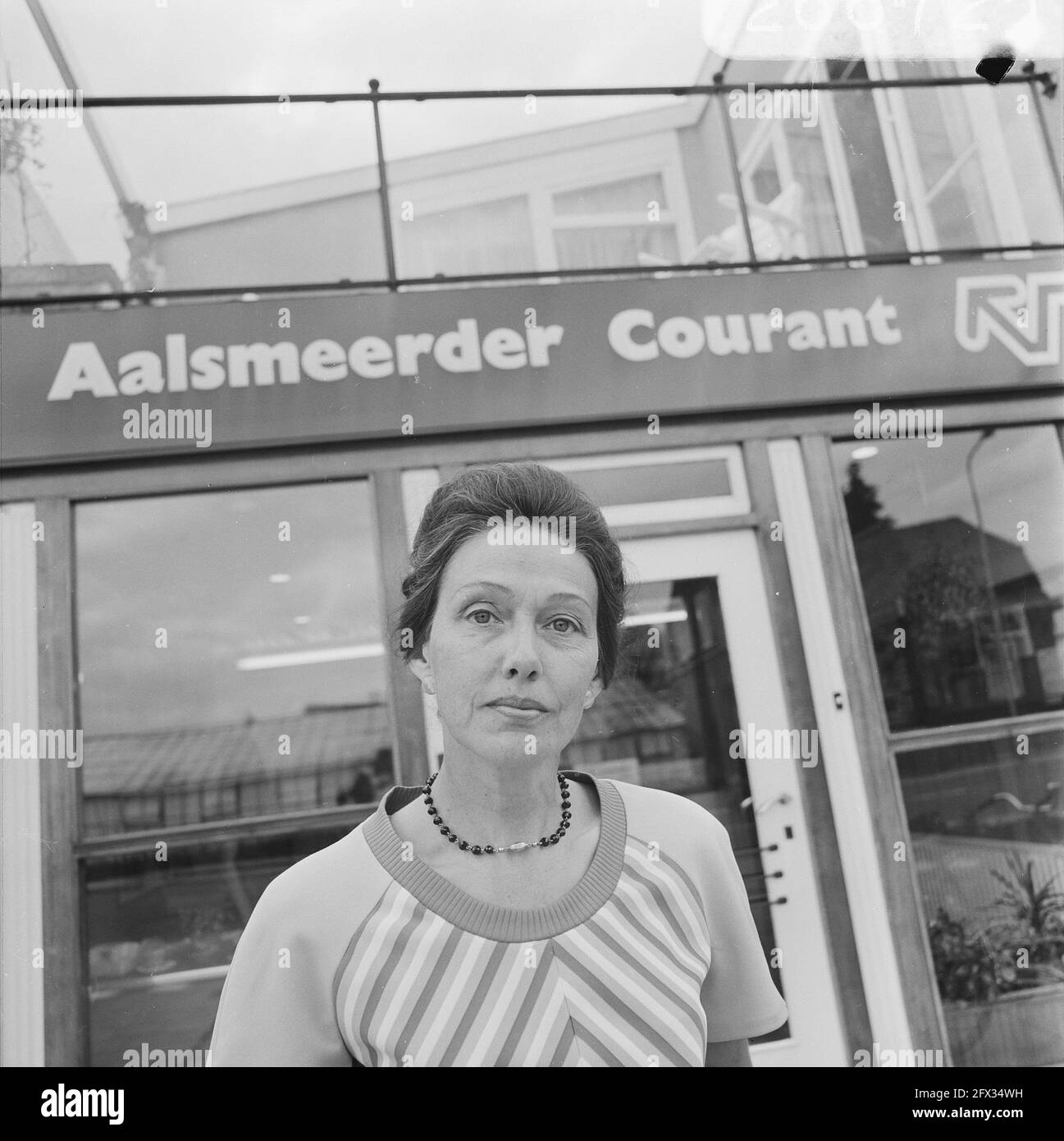 Mme A. Steenstra d'Aalsmeerder courant a été prise en otage pendant 2 heures dans son bureau, le 10 septembre 1973, otages, pays-Bas, agence de presse du xxe siècle photo, nouvelles à retenir, documentaire, photographie historique 1945-1990, histoires visuelles, L'histoire humaine du XXe siècle, immortaliser des moments dans le temps Banque D'Images Mme A. Steenstra d'Aalsmeerder courant a été prise en otage pendant 2 heures dans son bureau, le 10 septembre 1973, otages, pays-Bas, agence de presse du xxe siècle photo, nouvelles à retenir, documentaire, photographie historique 1945-1990, histoires visuelles, L'histoire humaine du XXe siècle, immortaliser des moments dans le temps Banque D'Images