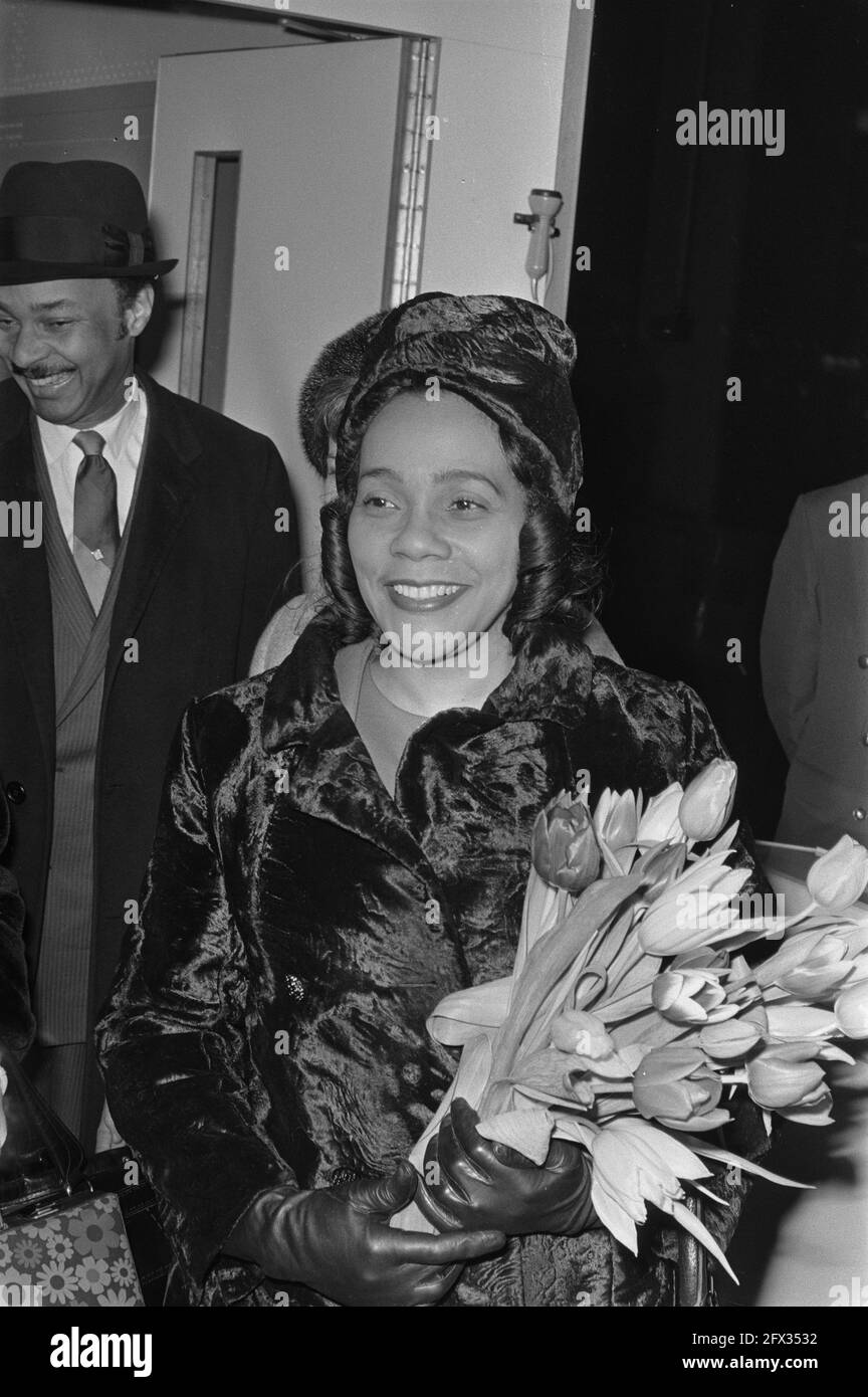 Mme Coretta King, veuve du Rév. Martin Luther King arrive à l'aéroport de Schiphol, le 10 février 1970, arrivées, veuves, Pays-Bas, Agence de presse du XXe siècle photo, nouvelles à retenir, documentaire, photographie historique 1945-1990, histoires visuelles, L'histoire humaine du XXe siècle, immortaliser des moments dans le temps Banque D'Images