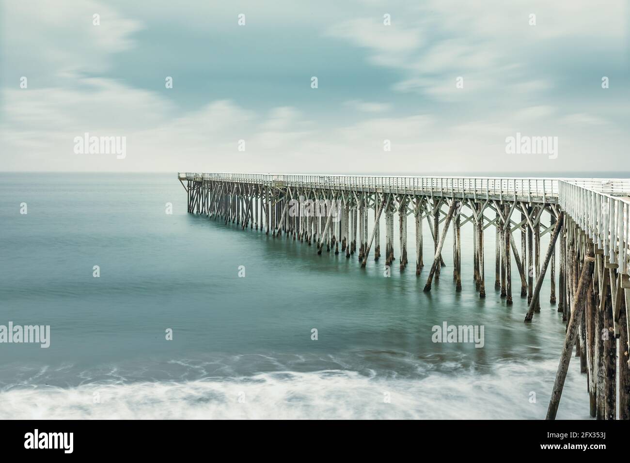 Jetée de San Simeon sur la plage William Randolph Hearst Memorial, Californie Banque D'Images