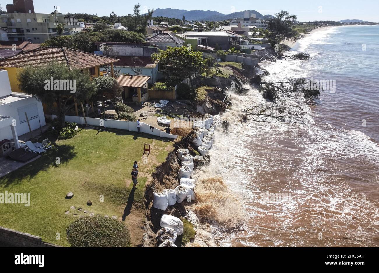 FLORIANÓPOLIS, SC - 24-05-2021 - Meio Ambiente - Maré alta derruba muros e adentra propriedades no Morro das Pedras. O Avanço do mar destruiu muros e Banque D'Images