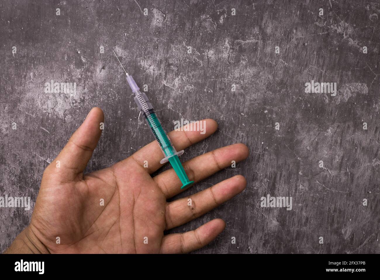 Effets secondaires du stéroïde avec la seringue et la main humaine sur  l'image de fond texturée Photo Stock - Alamy