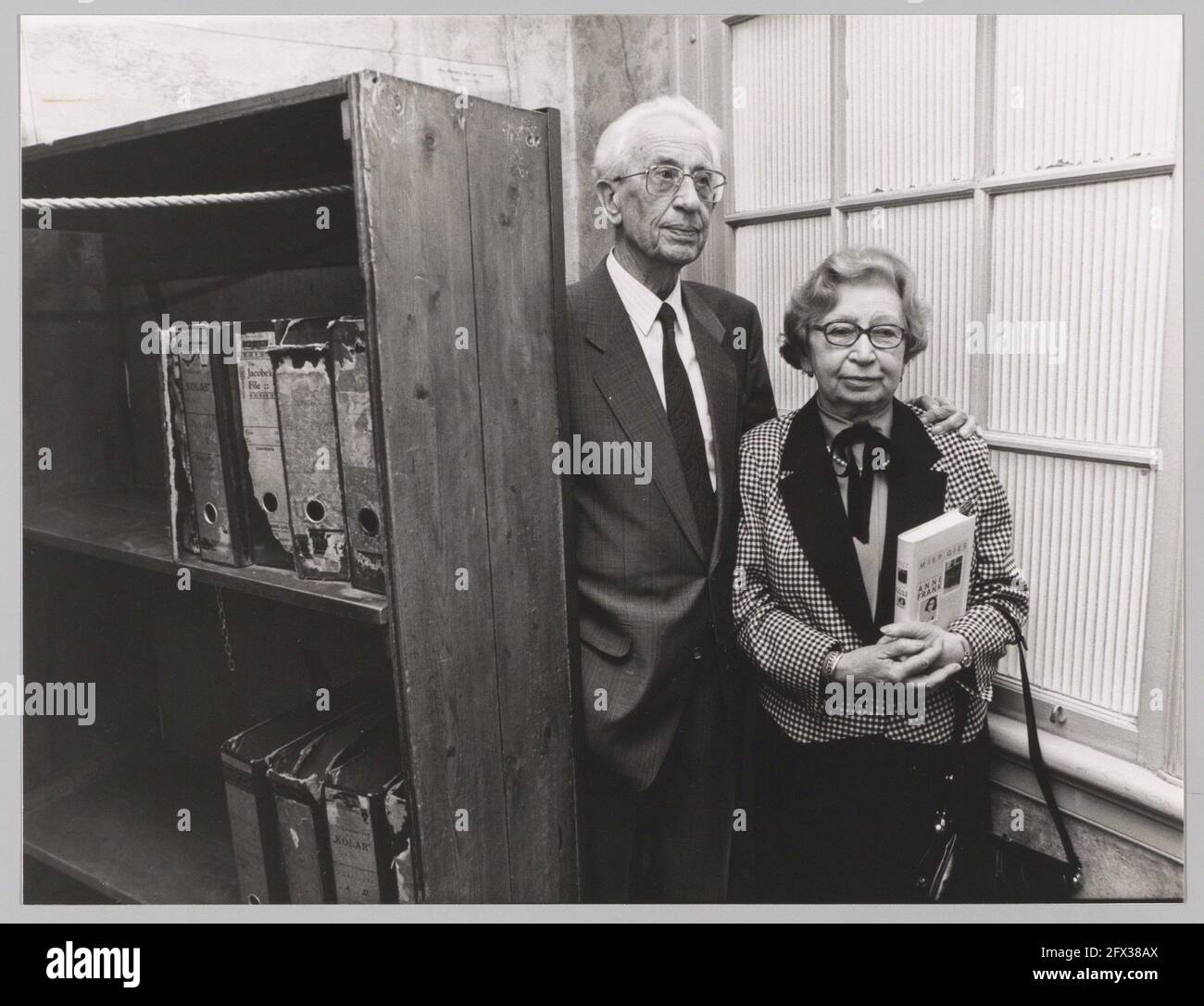 MIEP Gies et Jan Gies dans l'Annexe secrète, Prinsengracht 263, à l'occasion de la présentation du livre se souvenir d'Anne Frank par Miep Gies, 5 mai 1987, fichier image ANWK00307000001, pays-Bas, agence de presse du xxe siècle photo, nouvelles à retenir, documentaire, photographie historique 1945-1990, histoires visuelles, L'histoire humaine du XXe siècle, immortaliser des moments dans le temps Banque D'Images
