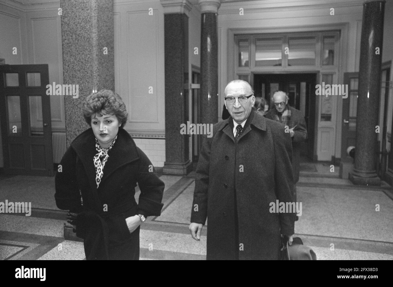 La Cour d'Amsterdam s'occupe de l'affaire Dassault; le député Kikkert (CHU) arrive le 10 février 1976, arrivées, membres du Parlement, Courts, pays-Bas, Agence de presse du XXe siècle photo, nouvelles à retenir, documentaire, photographie historique 1945-1990, histoires visuelles, L'histoire humaine du XXe siècle, immortaliser des moments dans le temps Banque D'Images