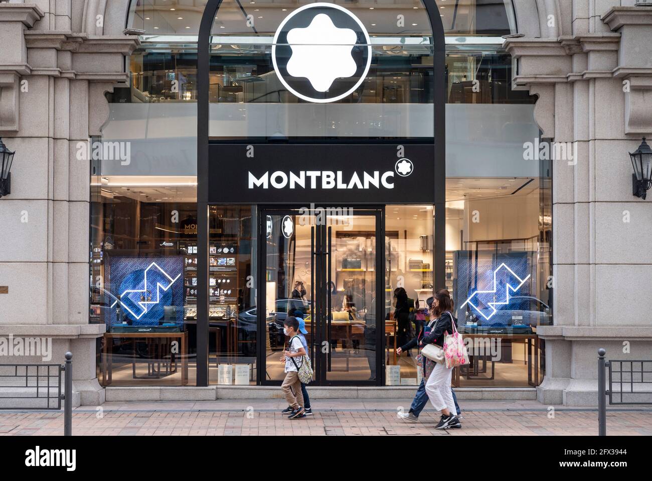 Les piétons marchent devant le fabricant allemand d'instruments d'écriture de luxe, montres, bijoux magasin Montblanc vu Hong Kong. (Photo de Budrul Chukrut / SOPA Images/Sipa USA) Banque D'Images