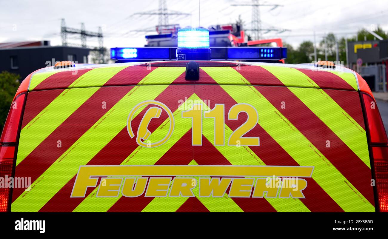 Oststeinbek, Allemagne. 25 mai 2021. Le voyant bleu s'allume sur un véhicule de service d'incendie. Le numéro d'urgence 112 est inscrit au dos. Credit: Daniel Bockwoldt/dpa/Alay Live News Banque D'Images