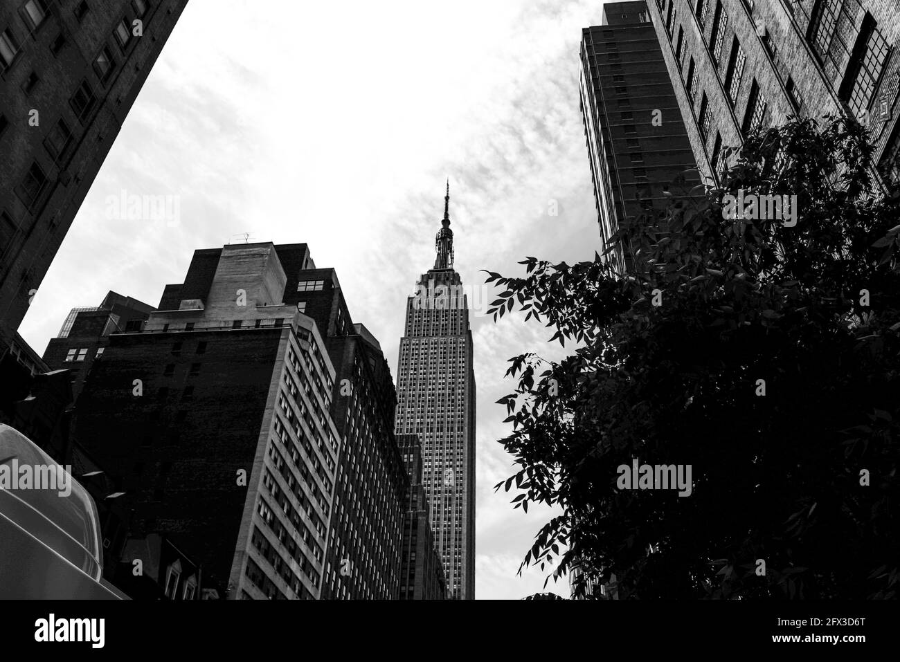 Vue sur l'Empire State Building depuis la 34e rue à New York, le jeudi 9 mai 2019. Photo de Jennifer Graylock-Graylock.com 917-519-7666 Banque D'Images