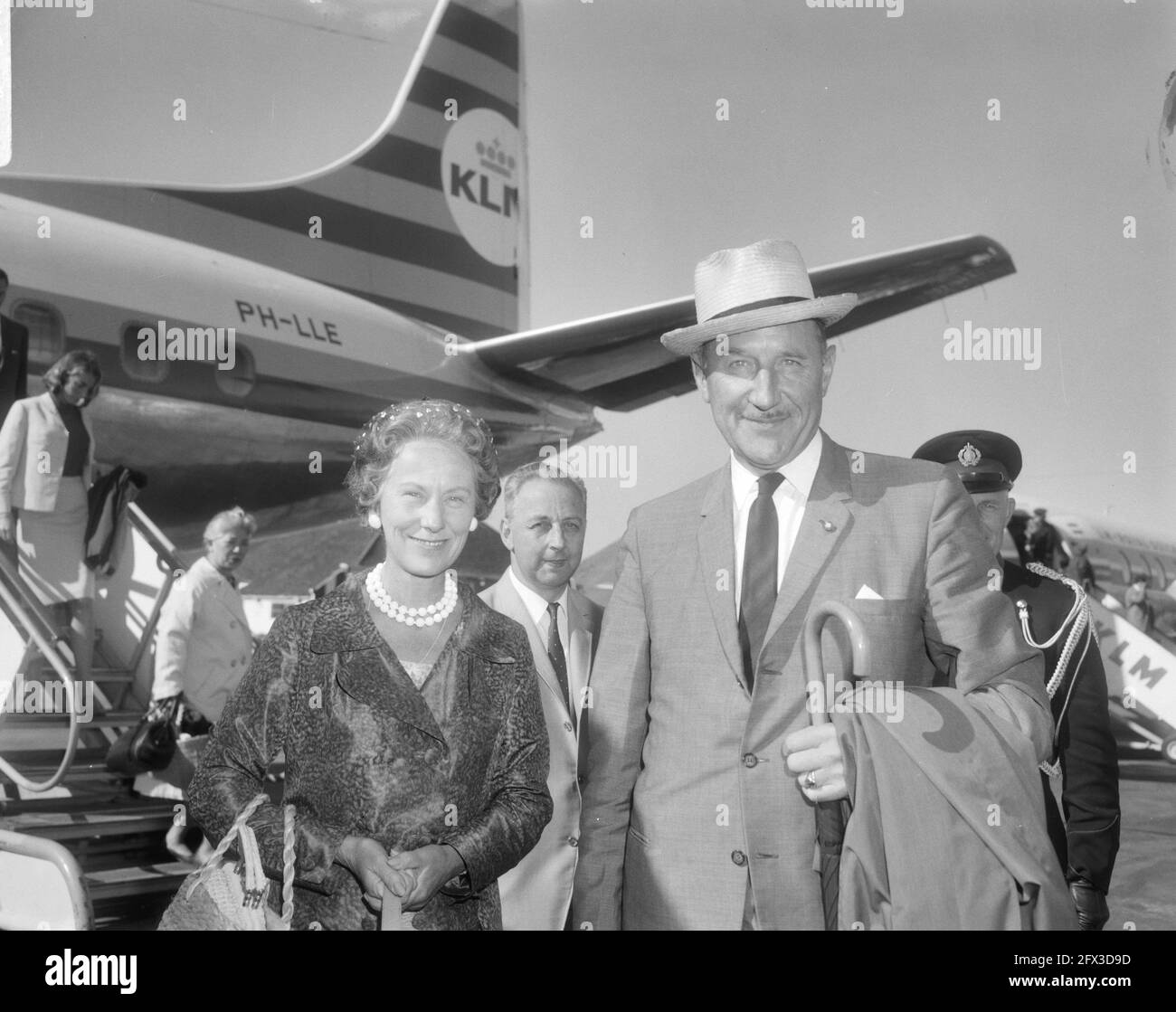 Ministre LUN (portant un chapeau de paille) de retour de vacances à Schiphol, ministre LUN et épouse, 17 août 1966, GAINS, vacances, Pays-Bas, Agence de presse du XXe siècle photo, nouvelles à retenir, documentaire, photographie historique 1945-1990, histoires visuelles, L'histoire humaine du XXe siècle, immortaliser des moments dans le temps Banque D'Images