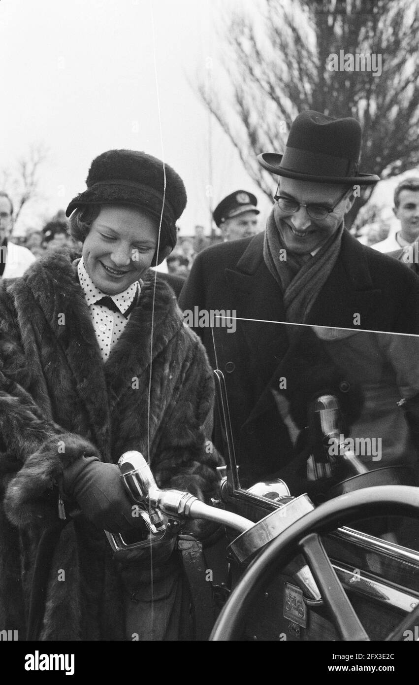 La princesse Irene met la station-service Kriterion en service à Amsterdam est, 17 février 1960, stations-service, pays-Bas, agence de presse du XXe siècle photo, nouvelles à retenir, documentaire, photographie historique 1945-1990, histoires visuelles, L'histoire humaine du XXe siècle, immortaliser des moments dans le temps Banque D'Images