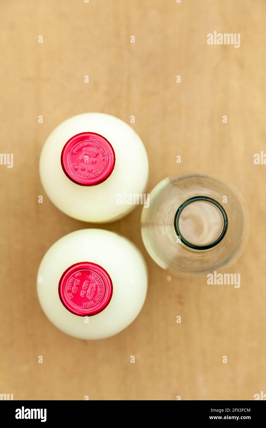 Bouteilles de lait en verre vues du dessus Banque D'Images