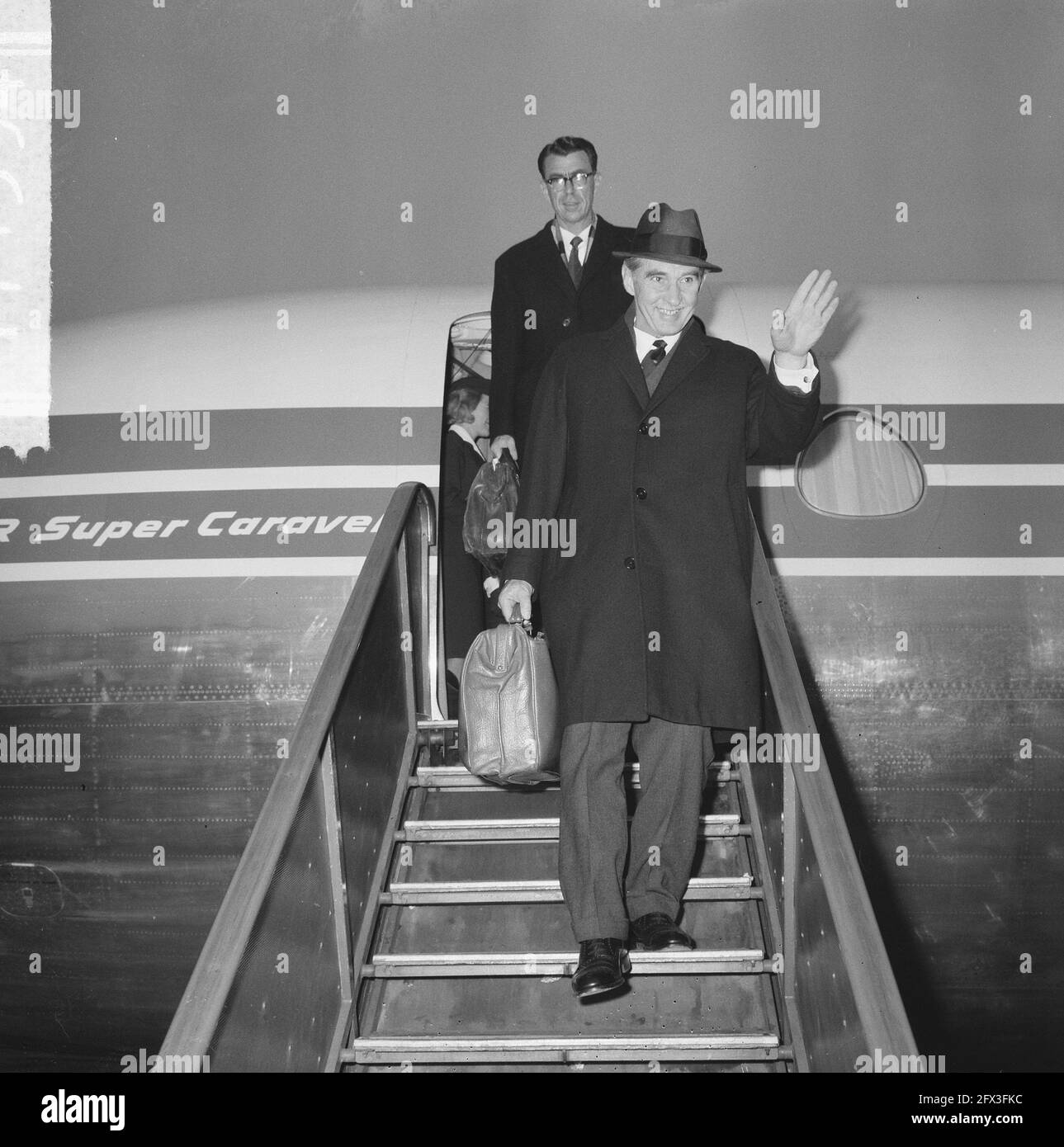 Ministre des Affaires étrangères de l'Afrique du Sud Muller aux pays-Bas, ministre Muller sur les marches d'aéronefs, 23 novembre 1964, étapes d'aéronefs, pays-Bas, agence de presse du xxe siècle photo, nouvelles à retenir, documentaire, photographie historique 1945-1990, histoires visuelles, L'histoire humaine du XXe siècle, immortaliser des moments dans le temps Banque D'Images