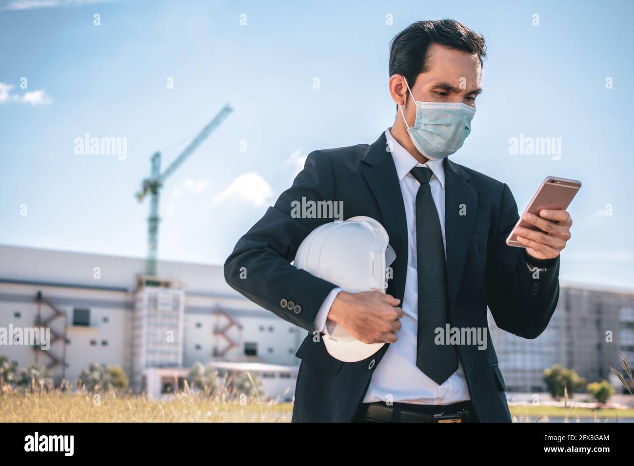 Homme du0027affaires asiatique porter masque du0027appel téléphone