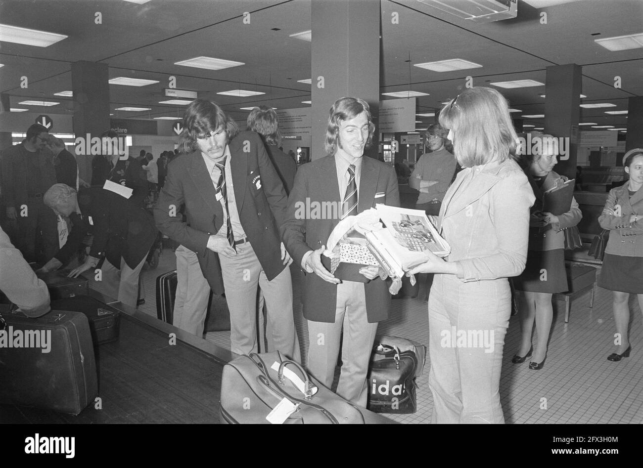 Ajax de retour à Schiphol après le match contre Arsenal, 23 mars 1972, sports, joueurs de football, Pays-Bas, Agence de presse du XXe siècle photo, nouvelles à retenir, documentaire, photographie historique 1945-1990, histoires visuelles, L'histoire humaine du XXe siècle, immortaliser des moments dans le temps Banque D'Images