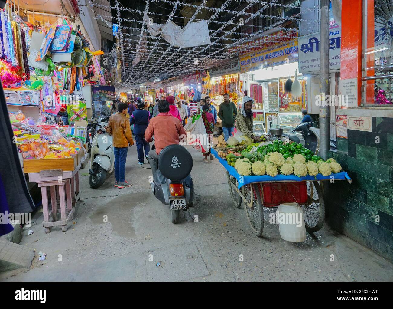 Haridwar, Garhwal, Inde - 3 novembre 2018 : rue animée vue intérieure de Motibazar la nuit, un célèbre marché pour les touristes visitant Haridwar. Banque D'Images