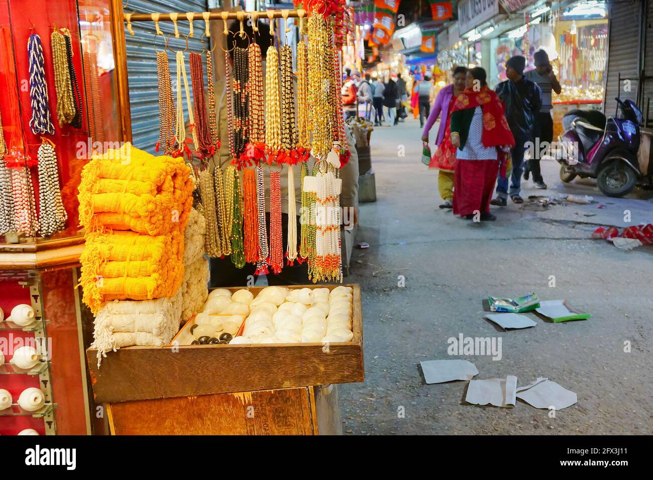 Haridwar, Garhwal, Inde - 3 novembre 2018 : marchandise colorée à vendre. Image nocturne de Motibazar, un célèbre marché pour les touristes vis Banque D'Images