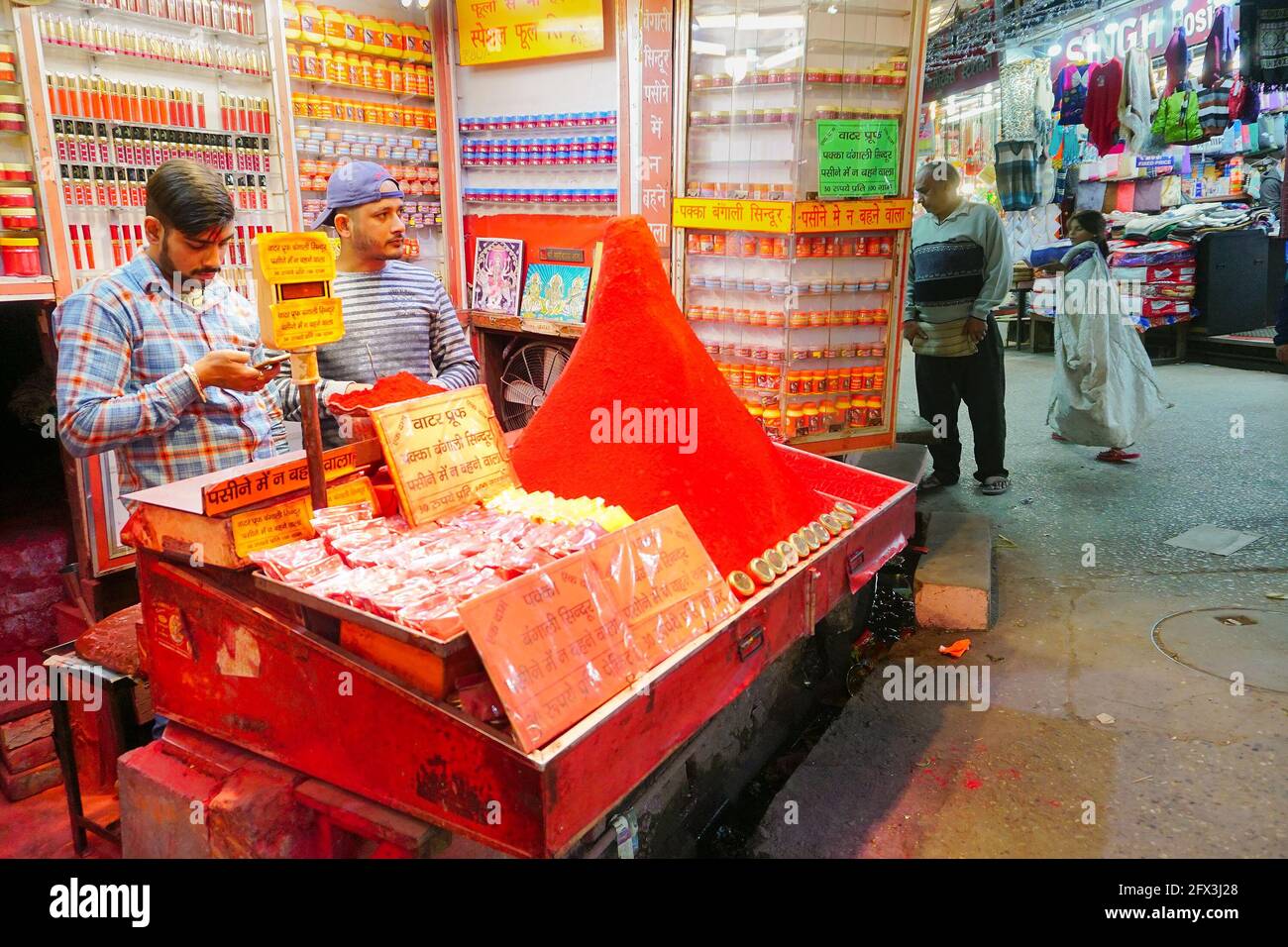 Haridwar, Garhwal, Inde - 3 novembre 2018 : commerçants vendant le Saint-Swinder, poudre rouge symbolique portée par les femmes mariées indiennes. Motibazar, un fa Banque D'Images