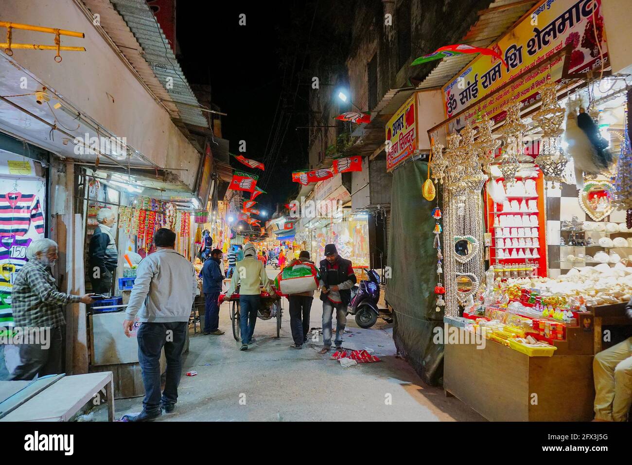 Haridwar, Garhwal, Inde - 3 novembre 2018 : rue de nuit , image de Motibazar, un célèbre marché pour les touristes visitant Haridwar. Banque D'Images