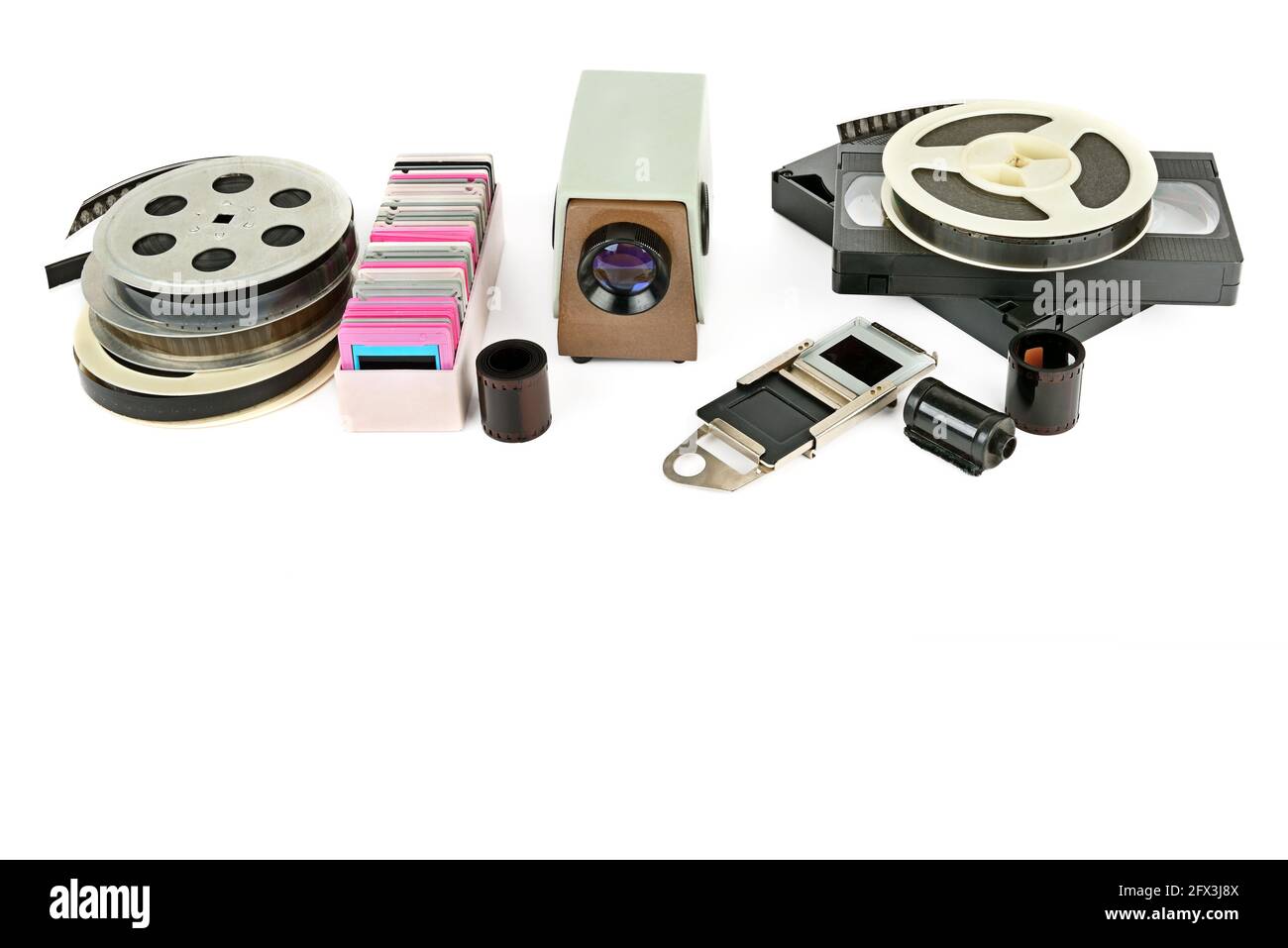 Vieilles cassettes vidéo et vidéo-projecteur avec diapositives isolé sur fond blanc. Espace libre pour le texte. Banque D'Images