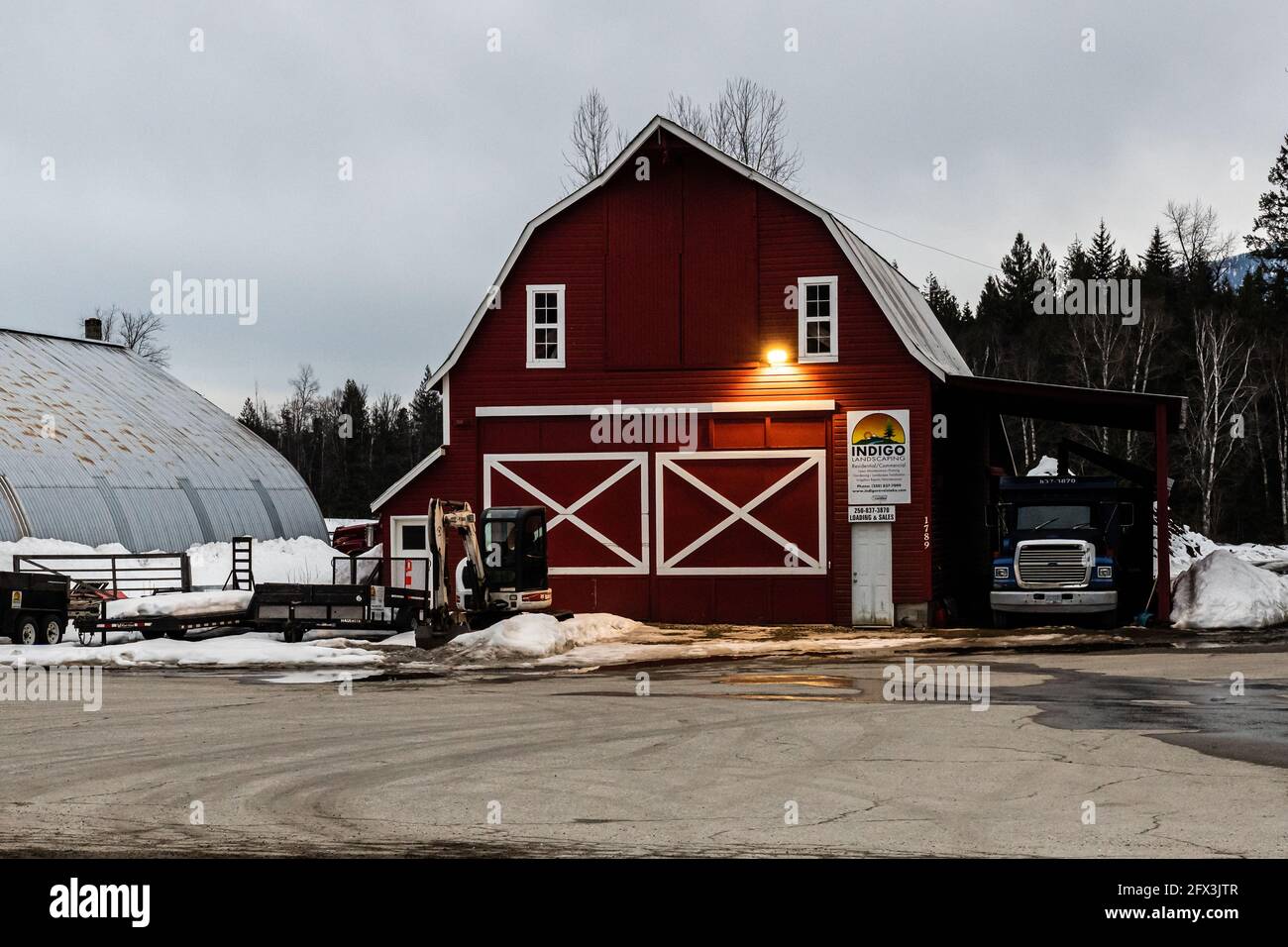 REVELSTOKE, CANADA - le 14 MARS 2021 : gros entrepôt industriel et commercial dans une petite ville Banque D'Images