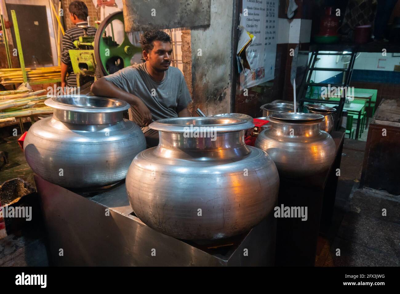 VIEUX MARCHÉ, NEW DELHI, INDE - OCTOBRE 28 2018 : les ustensiles en cuivre sont utilisés de façon coomonly dans les stands de nourriture du côté de la route sur le marché d'Old Delhi - c'est un fameux touri Banque D'Images