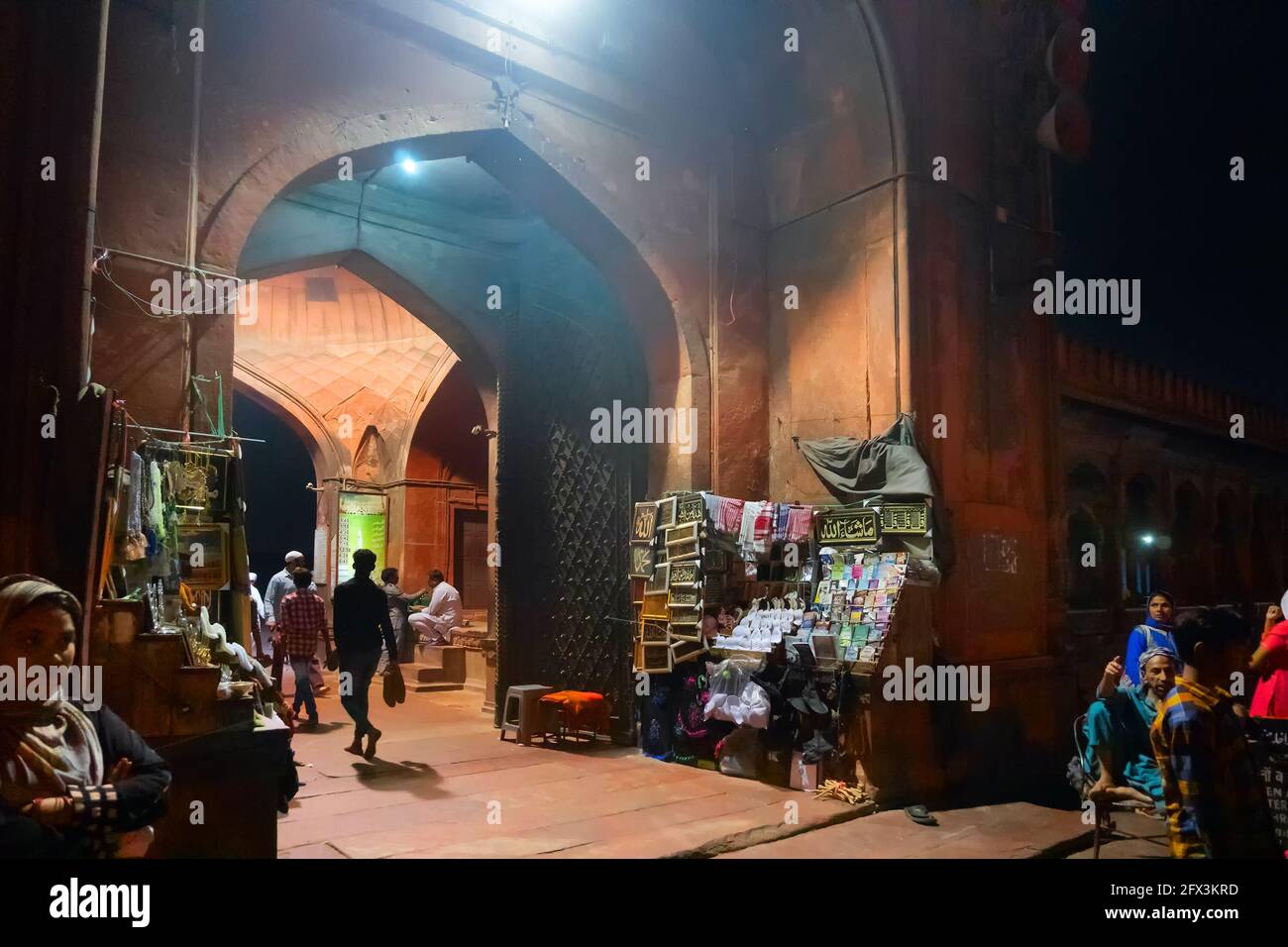 NEW DELHI, INDE - OCTOBRE 28 2018 : les dévotés à la porte de Jama Masjid de Delhi dans le evenig, c'est l'une des plus grandes mosquées indiennes. C'était b Banque D'Images