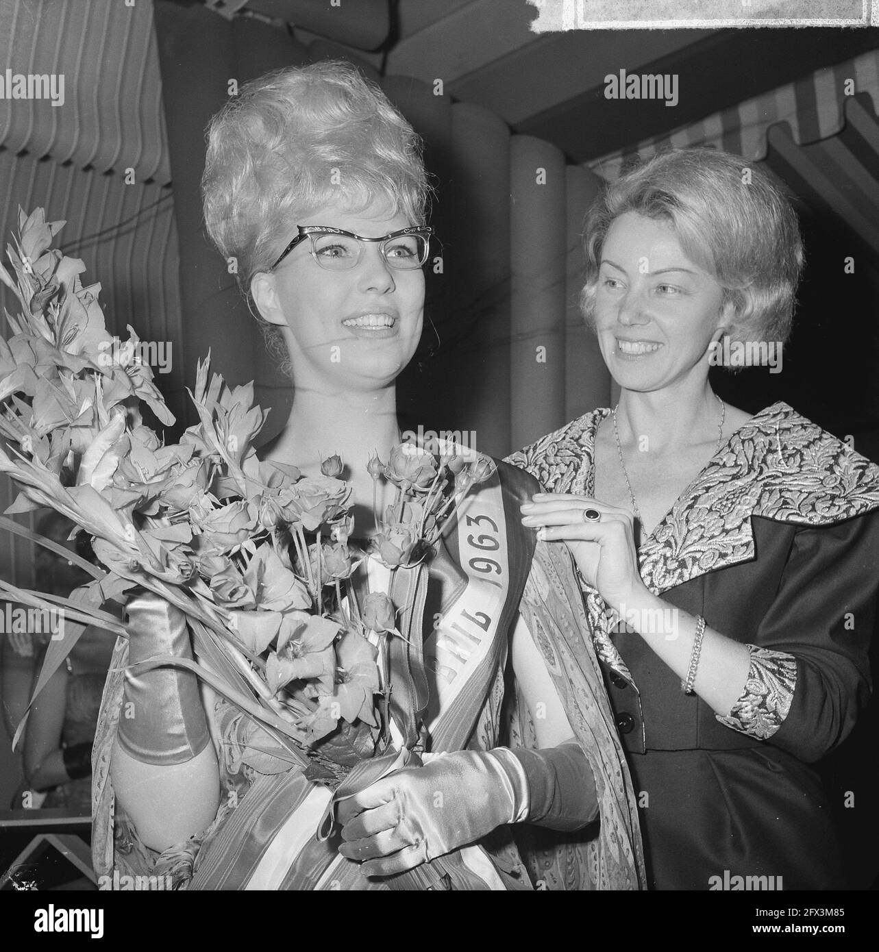 Miss spectacles élection 1963. Jenny de Knegt d'Amsterdam est la gagnante, 30 mai 1963, lunettes, beaux pageants, Pays-Bas, Agence de presse du XXe siècle photo, nouvelles à retenir, documentaire, photographie historique 1945-1990, histoires visuelles, L'histoire humaine du XXe siècle, immortaliser des moments dans le temps Banque D'Images