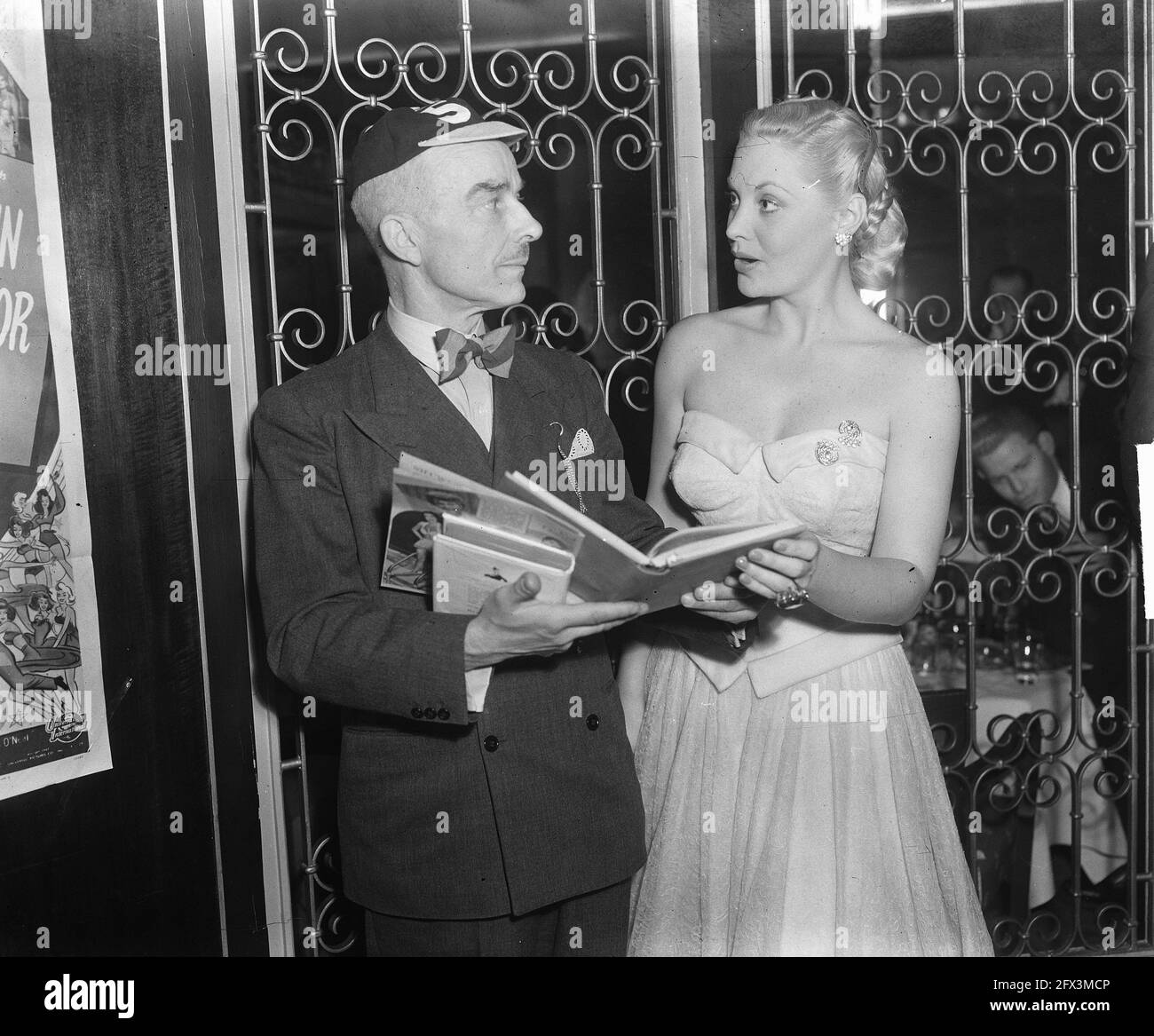 Miss Holland 1950 pageant au Movie Stars ball, 1er avril 1950, balles, films, Miss, Miss pageants, pays-Bas, agence de presse du XXe siècle photo, news to remember, documentaire, photographie historique 1945-1990, histoires visuelles, L'histoire humaine du XXe siècle, immortaliser des moments dans le temps Banque D'Images