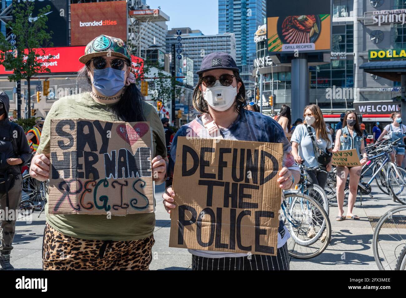 Black Lives Matters proteste à Yonge-Dundas Square, à Toronto, au Canada. Les personnes portant des panneaux indiquant « dites son nom Regis » et « Fonds de la police ». Ils Banque D'Images