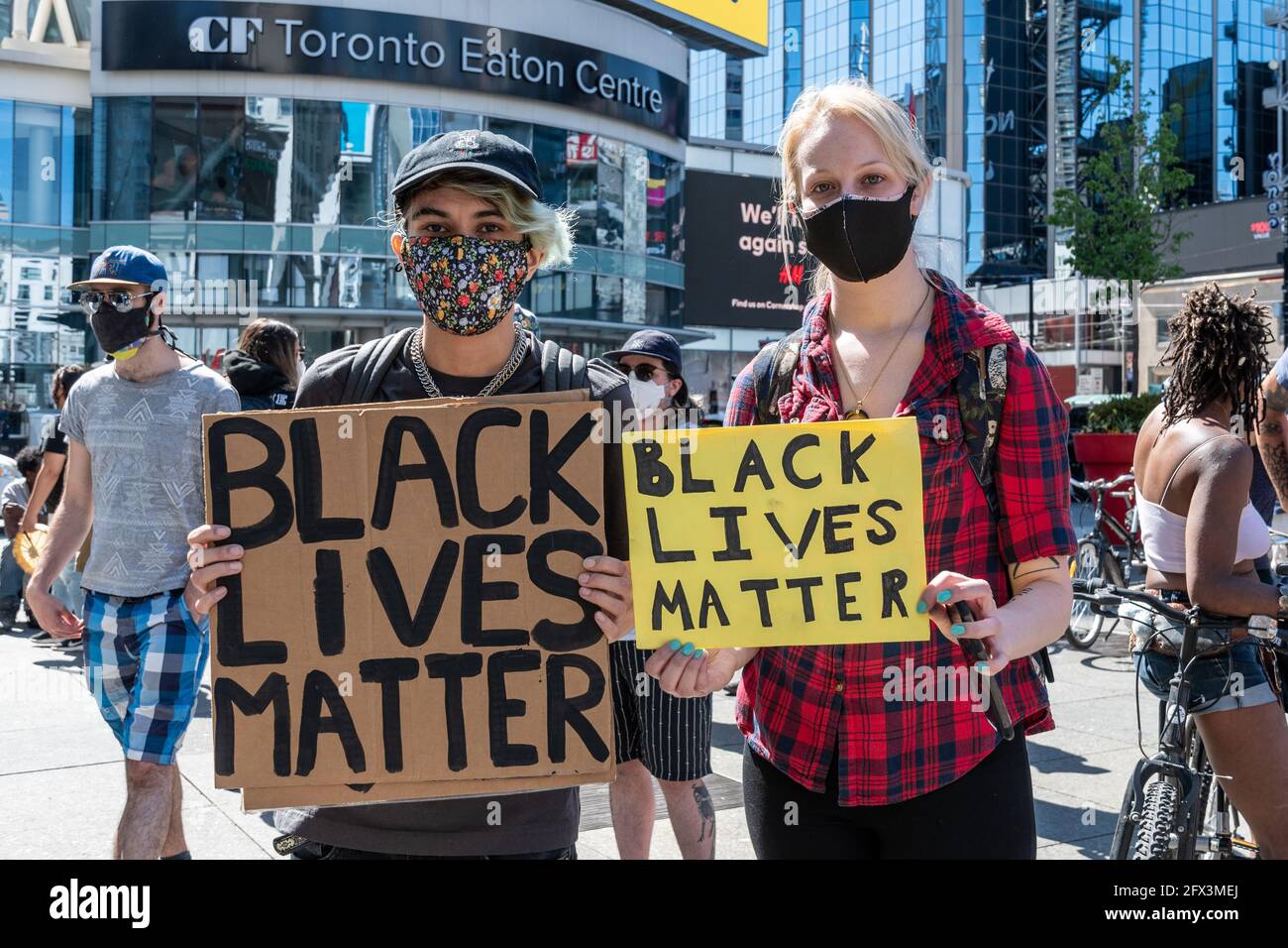 Black Lives Matters proteste à Yonge-Dundas Square, à Toronto, au Canada. Les personnes portant des signes et portant des masques protecteurs comme c'est le temps de Cov Banque D'Images