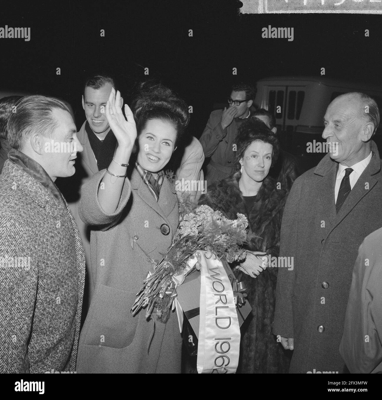 Miss World Rina Lodders de retour avec le prix et le monde de l'argent, 10 novembre 1962, masses, pays-Bas, agence de presse du xxe siècle photo, nouvelles à retenir, documentaire, photographie historique 1945-1990, histoires visuelles, L'histoire humaine du XXe siècle, immortaliser des moments dans le temps Banque D'Images