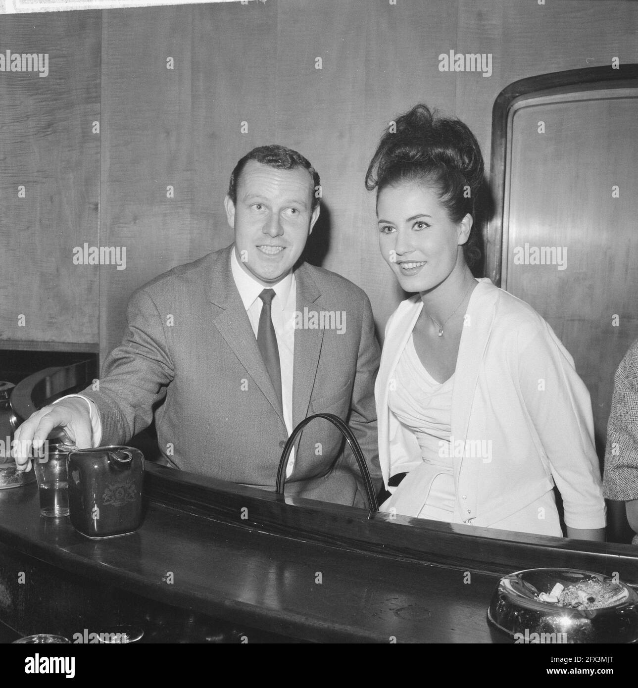 Miss World Rina Lodders rentre chez elle avec le prix et le globe argenté, Rina Lodders et Hans Elsinga, 10 novembre 1962, messes, Miss Elections, Pays-Bas, Agence de presse du XXe siècle photo, nouvelles à retenir, documentaire, photographie historique 1945-1990, histoires visuelles, L'histoire humaine du XXe siècle, immortaliser des moments dans le temps Banque D'Images