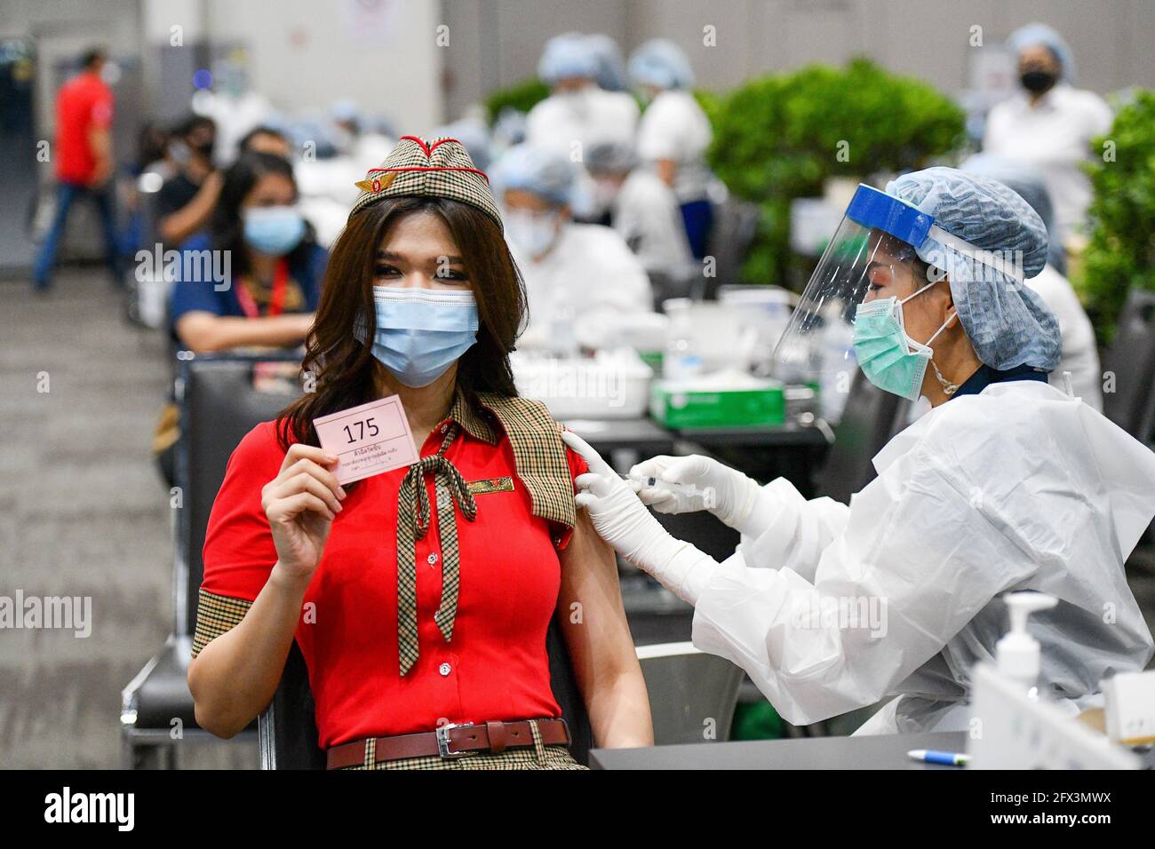 Bangkok, Thaïlande. 24 mai 2021. Personnes associées à 7 compagnies aériennes : Bangkok Airways, Thai AirAsia, Thai AirAsia X, Thai Smile, NOK Air, Thai Lion Air et Thai Vietet, membres de la Thai Airline Association, se font vacciner avec le vaccin Sinovac, mis au point par l'entreprise chinoise lors d'une campagne de vaccination contre la pandémie du coronavirus COVID-19 à Siam Paragon à Bangkok. (Photo de Vichan Poti /Pacific Press/Sipa USA) crédit: SIPA USA/Alay Live News Banque D'Images