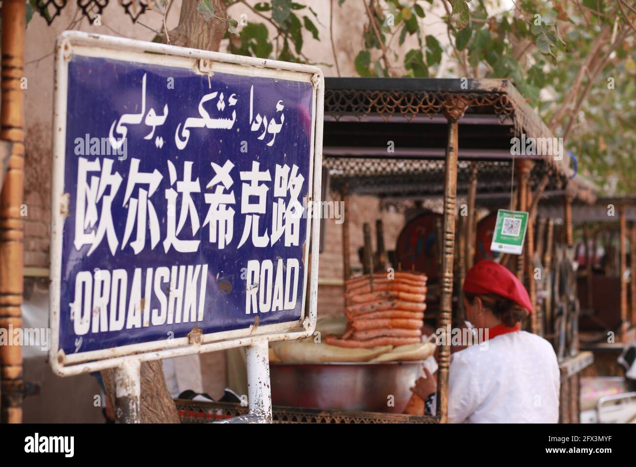 Panneau portant le nom de la rue principale du marché alimentaire de Kashgar, Chine 2019 Banque D'Images