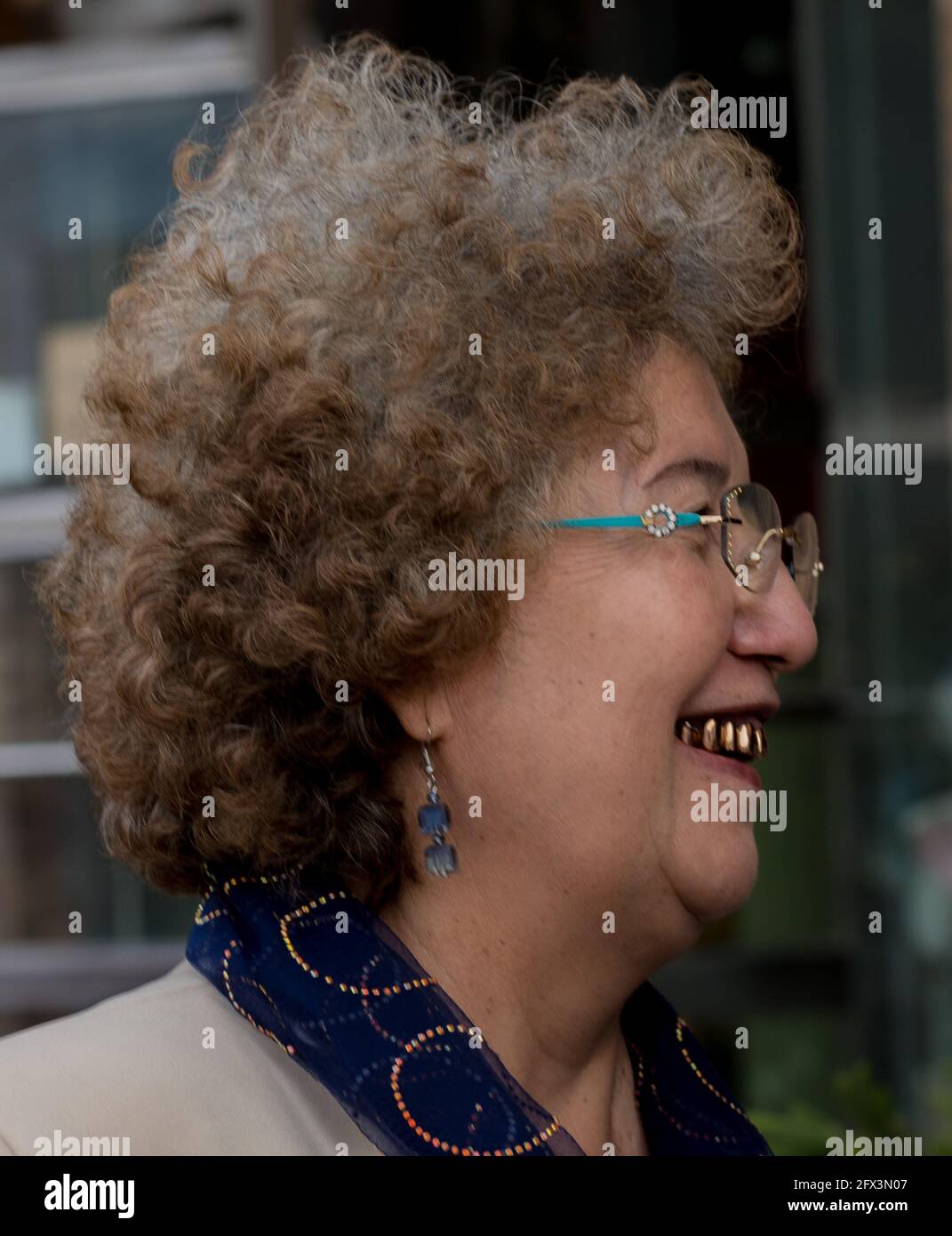 Gros plan d'une femme Uyhgur souriant et montrant ses dents d'or . Kashgar , République populaire de Chine 2019 Banque D'Images